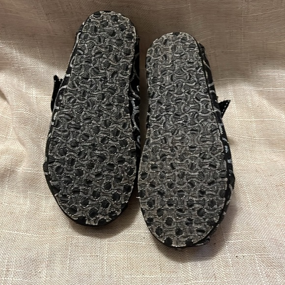 Tom’s toddler shoes - Picture 2 of 2